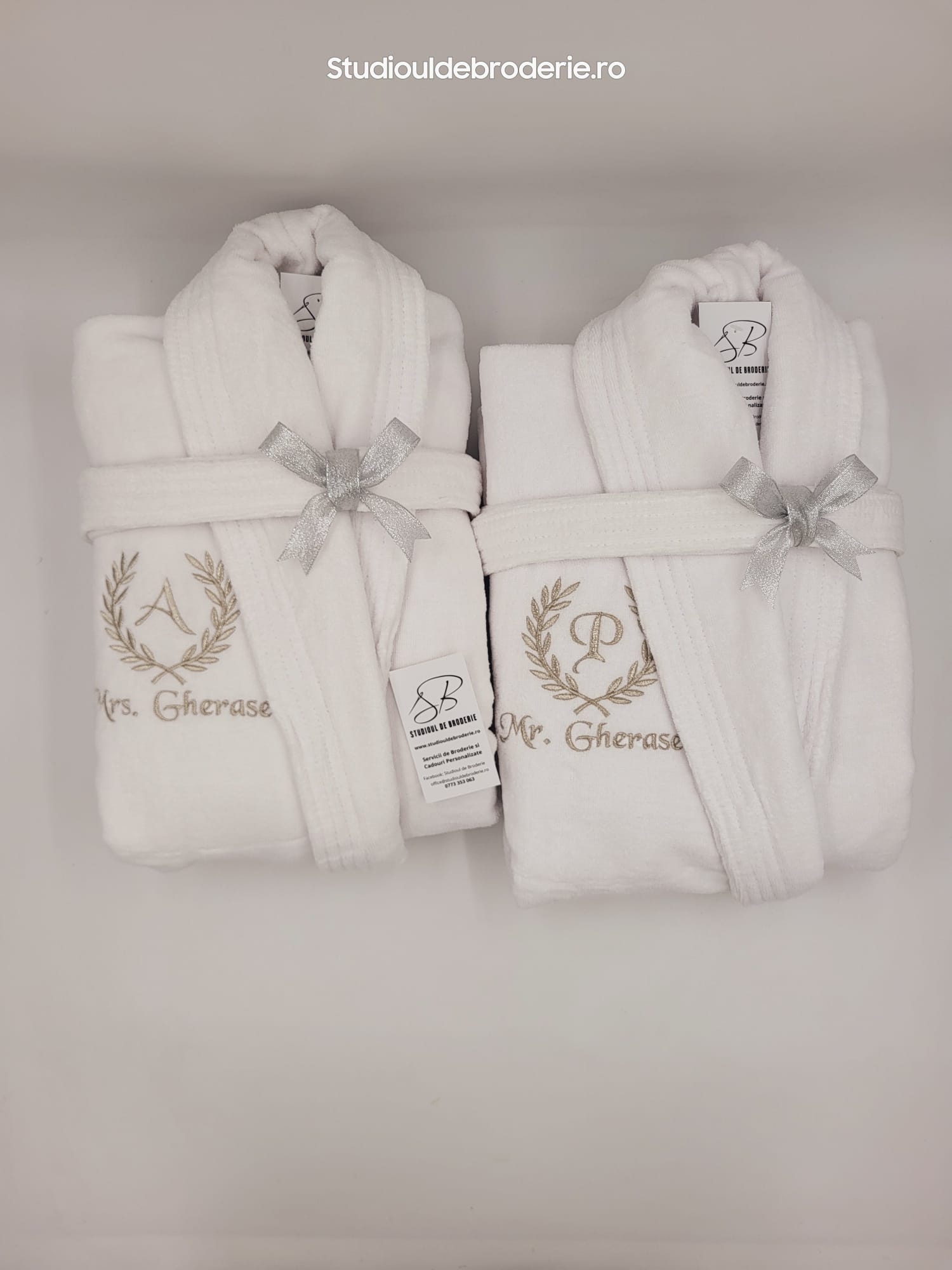 Set-halate-de-baie-si-prosoape-brodate-personalizate-cadouri-nasi-caouri-fini-cadouri-cuplu (6) Set Halate de baie personalizate Cadou Cuplu - imagine 1