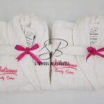 Halate de baie albe personalizate prin broderie pentru afacerea ta