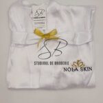 Halate din satin personalizate prin broderie pentru afacerea ta