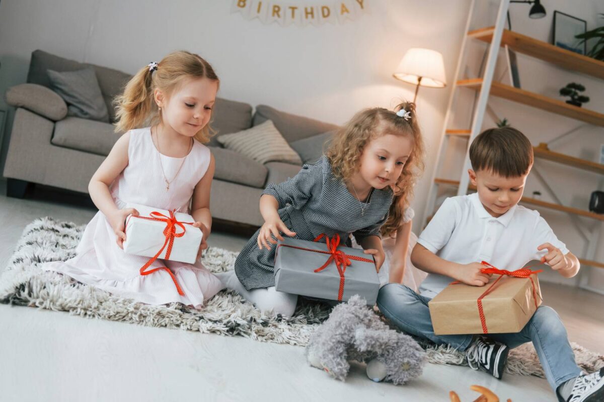 Cadouri personalizate pentru copii pe categorii de vârste: Idei inspirate pentru fiecare etapă a copilăriei