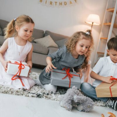 Home 154 Cadouri personalizate pentru copii pe categorii de vârste: Idei inspirate pentru fiecare etapă a copilăriei