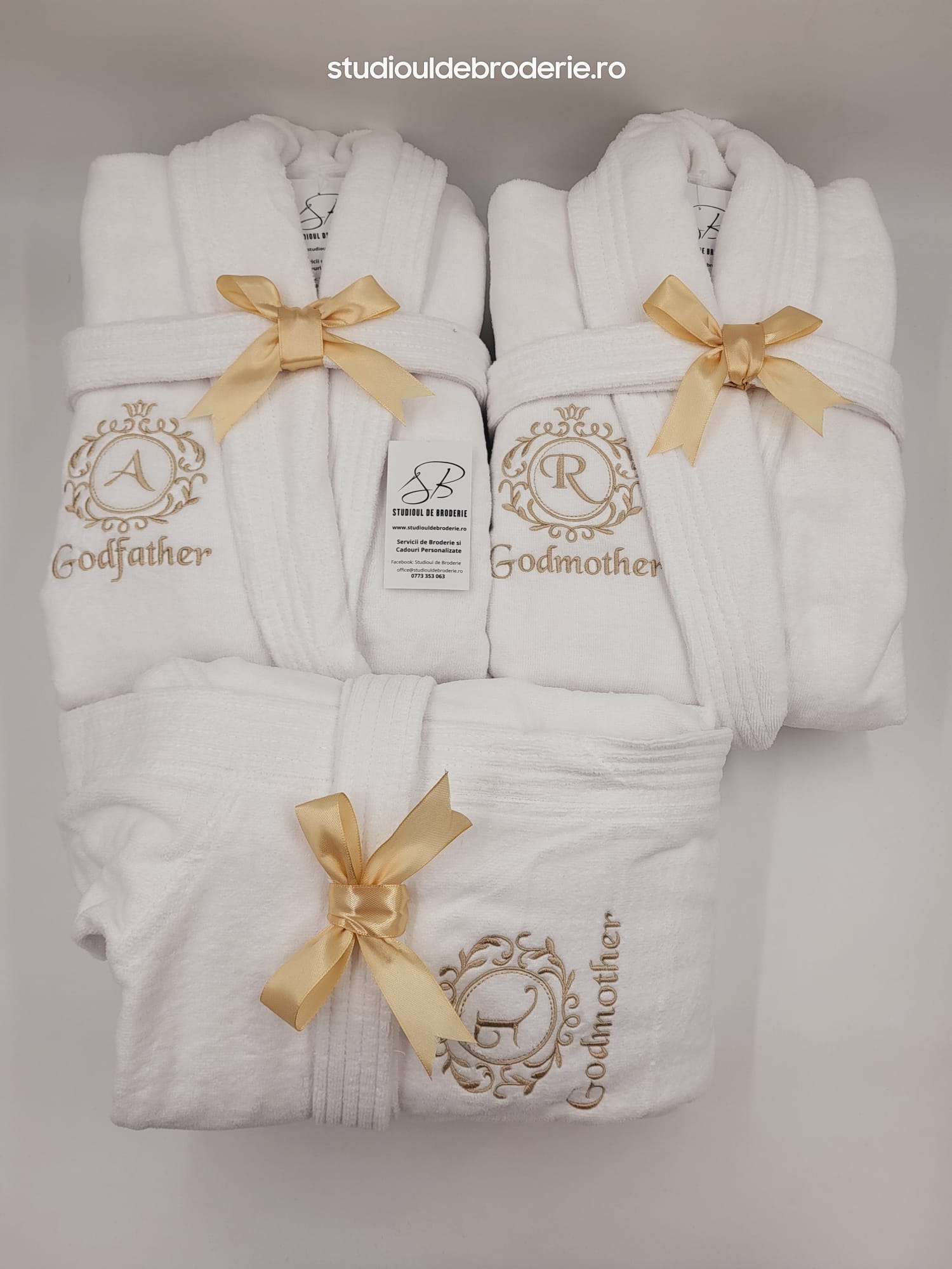 Halate-de-baie-personalizate-prin-broderie Set halate de baie personalizate pentru nasi si copil – Godfather, Godmother, cu initiale brodate - imagine 1