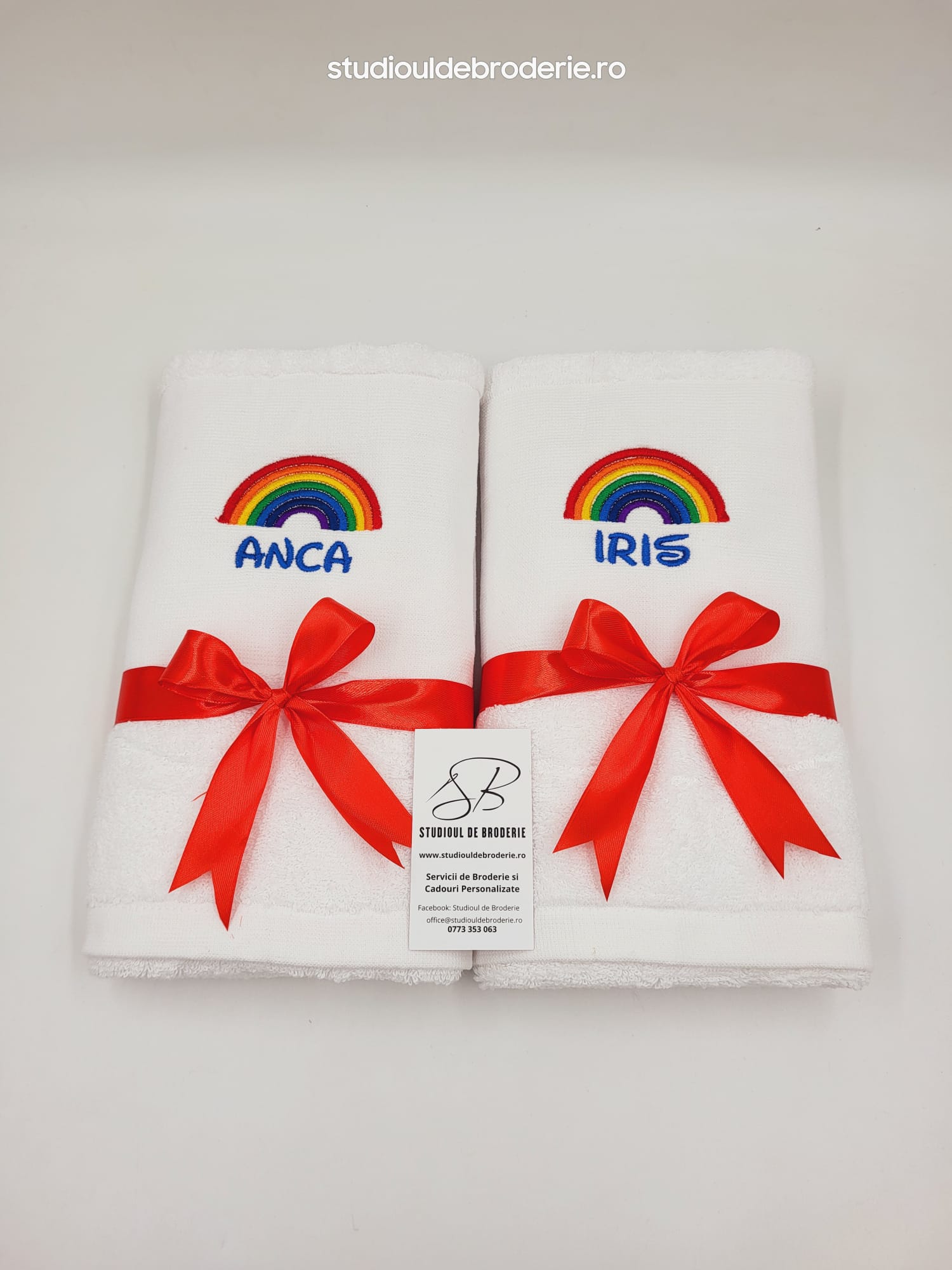 Set-prosoape-de-baie-bumbac-personalizate-broderie-cadour-nasi-botez-curcubeu Set 2 prosoape personalizate cu curcubeu brodat și nume – cadou colorat și unic - imagine 1