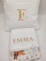 Set pernă și păturică brodată personalizat cu nume – Minky moale, model floral - imagine 3