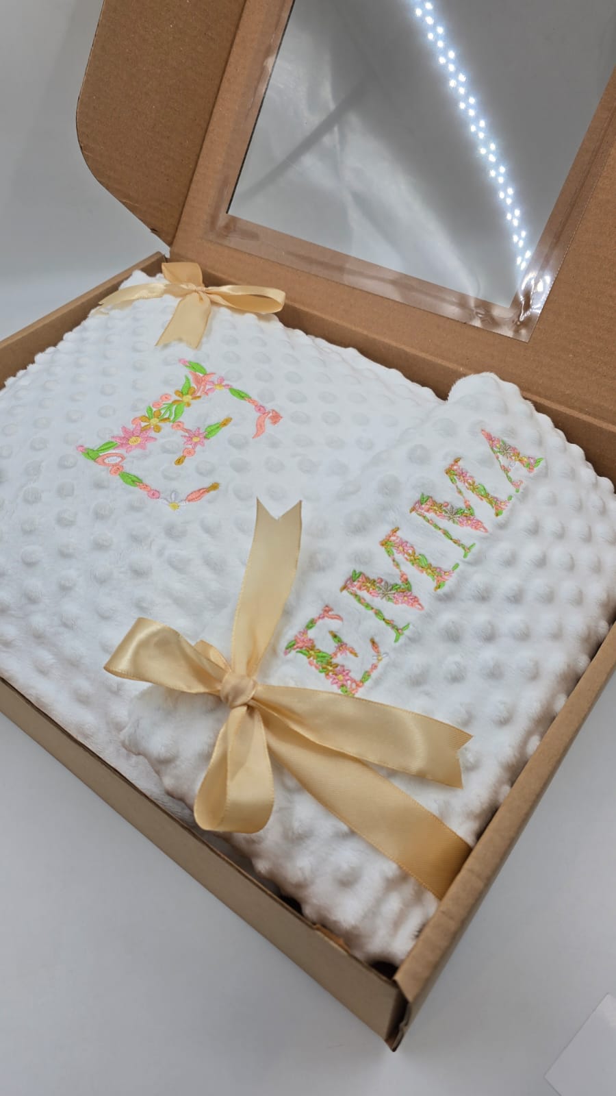 WhatsApp Image 2025-05-30 at 15.12.10 Set pernă și păturică brodată personalizat cu nume – Minky moale, model floral - imagine 1