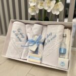 Trusou botez personalizat cu mesaj Cu drag de la nași, set complet cu broderie, prosop, pled, cutie prima șuviță