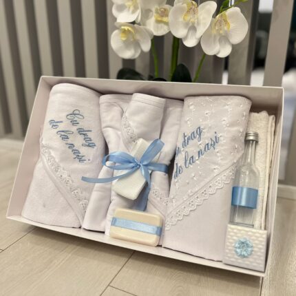 Trusou botez personalizat cu mesaj Cu drag de la nași, set complet cu broderie, prosop, pled, cutie prima șuviță
