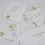 Set complet Trusou de botez din muselină personalizat prin broderie 8 piese, diverse culori