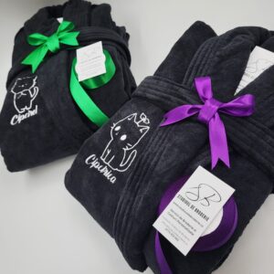 Home 58 Detaliu broderie pisicuțe pe halate negre personalizate – Studioul de Broderie