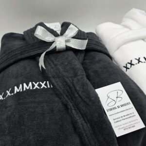 Home 60 Set halate de baie personalizate El și Ea „Roman Love”, alb și negru, din bumbac premium, cu broderie elegantă – Studioul de Broderie.