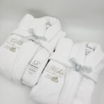Halate de baie personalizate aniversare căsătorie cu broderie aurie – Studioul de Broderie