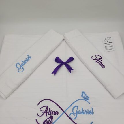 Lenjerie personalizată din bumbac damasc – model infinit cu nume brodate | Studioul de Broderie