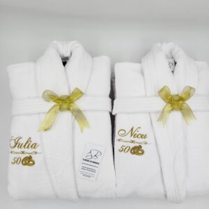 Home 56 Set halate albe personalizate pentru aniversare căsătorie – cadou elegant pentru cupluri