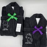 Set halate de baie negre personalizate cu pisicuțe brodate – Studioul de Broderie