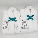 Set halate personalizate cuplu, brodate cu pisică și cățel – Studioul de Broderie