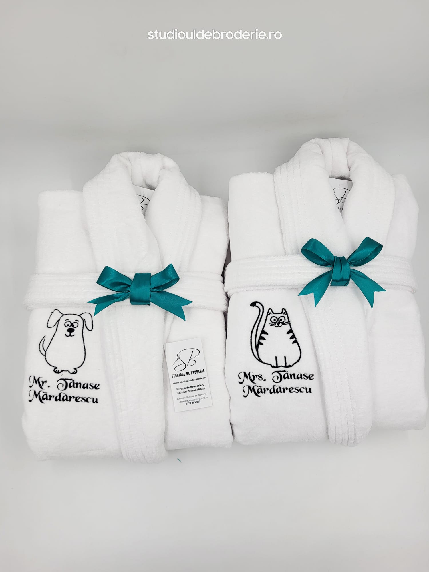 Halate personalizate cuplu – Pisică și Cățel Set halate personalizate cuplu, brodate cu pisică și cățel – Studioul de Broderie